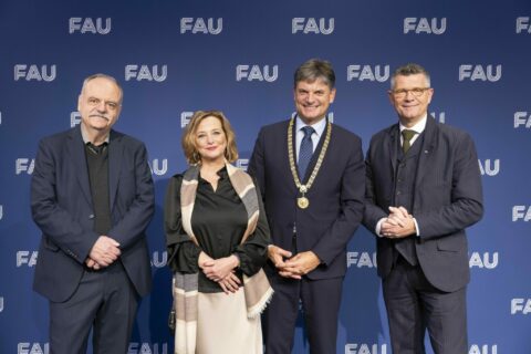 Zum Artikel "Prof. Dr. Peter Dabrock wurde 2023 mit der Verdienstmedaille der Friedrich-Alexander-Universität Erlangen-Nürnberg ausgezeichnet"