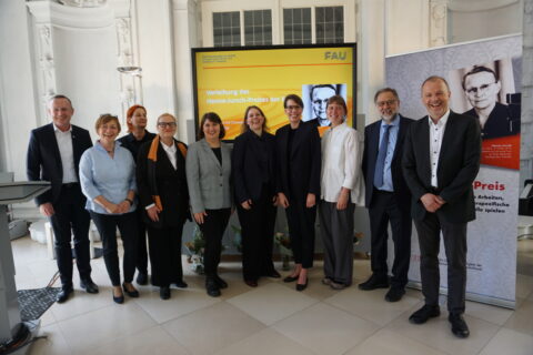 v.l.n.r.: Landesbischof Christian Kopp (Evangelisch-Lutherische Kirche in Bayern), Oberkirchenrätin Dr. Kristin Bergmann (Leiterin der Stabsstelle Chancengerechtigkeit der EKD), Jury-Mitglied Prof. Dr. Ute Gause (Ruhr-Universität Bochum), Jury-Mitglied Prof. Dr. Ulrike Auga (Humboldt-Universität Berlin), Naemi Muñoz Perez (Nachwuchspreisträgerin), Dr. Florence Häneke (Hauptpreisträgerin), Prof. fDr. Caroline Teschmer (Hauptpreisträgerin), Donate Wagner (Nachwuchspreisträgerin), Prof. Dr. David du Toit (Sprecher des Fachbereichs Theologie), Vizepräsident Prof. Dr. Andreas Hirsch.